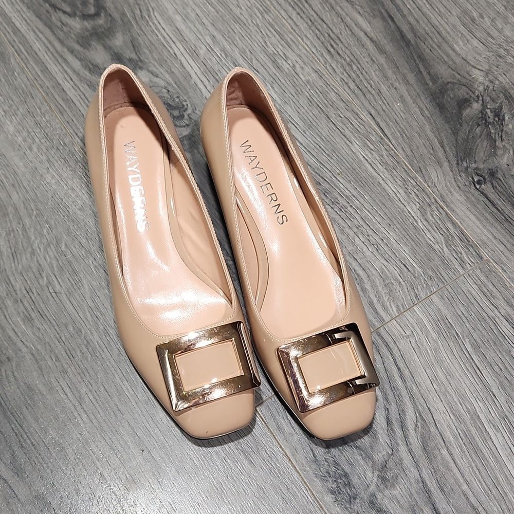 NWOT Patent Nude Gold Buckle Chunky Heels